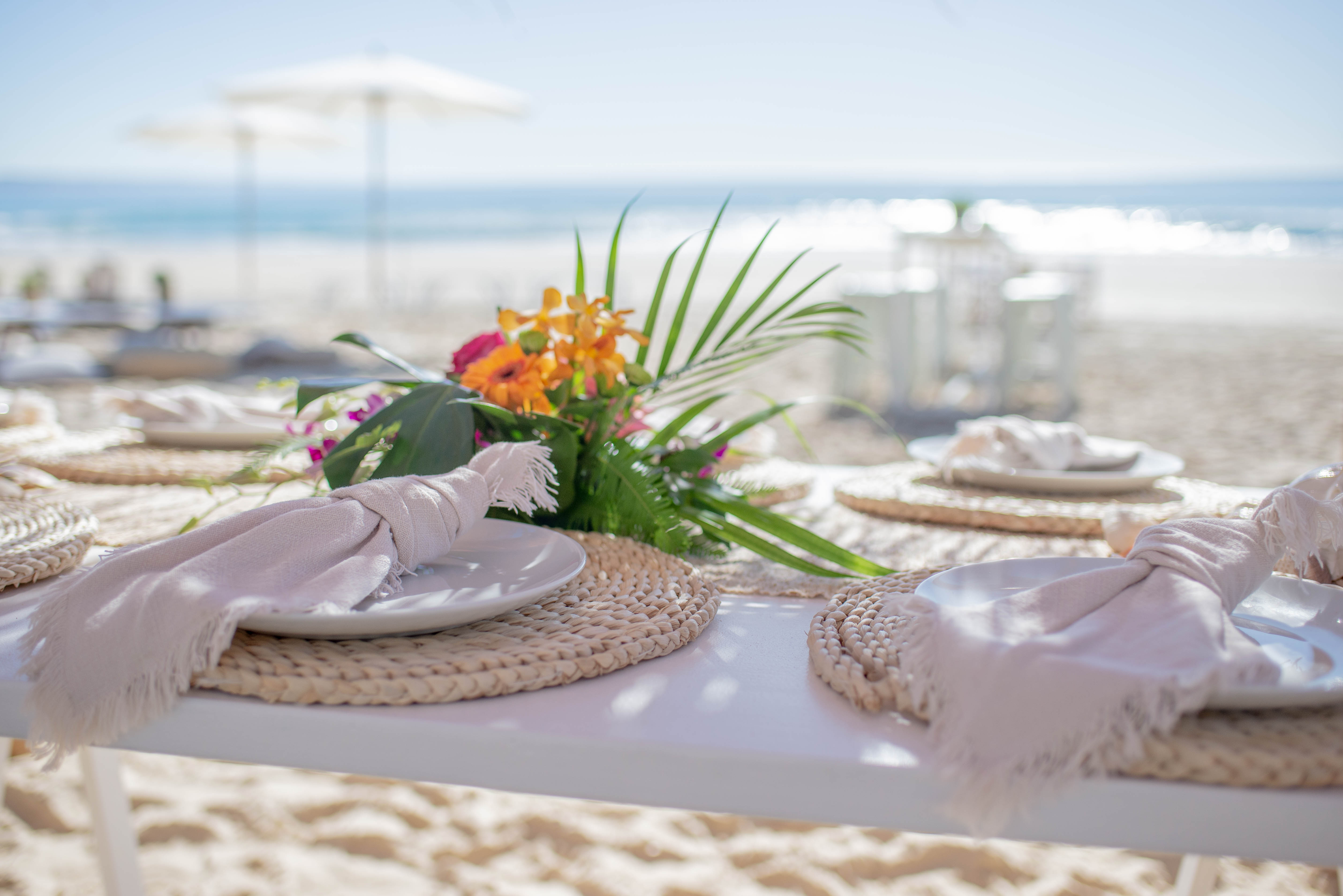 White woven charger plate with natural napkin