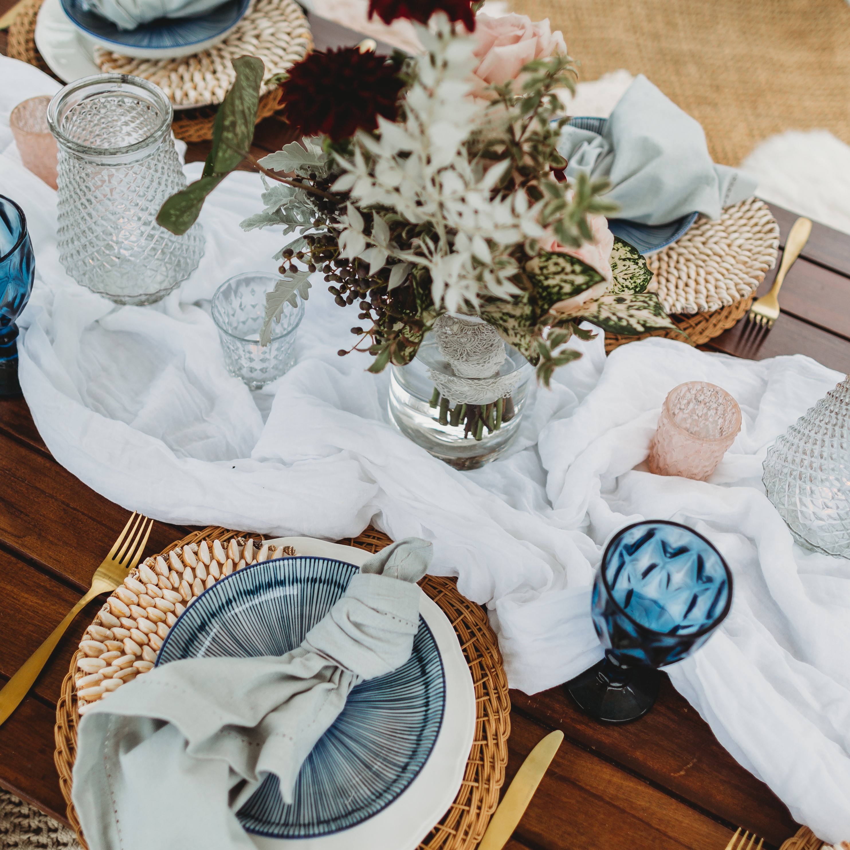 charger plates, blue bowl and napkin