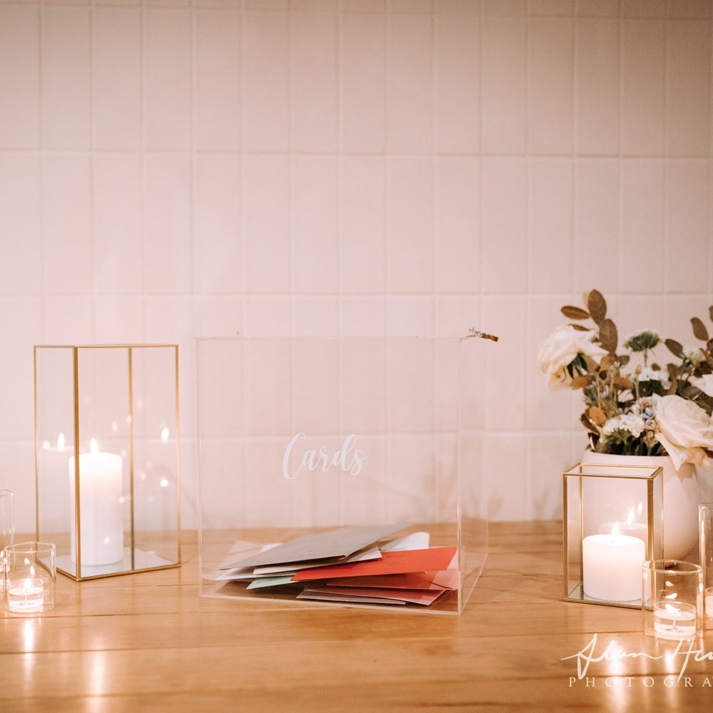 Acrylic wishing well and gold frame lanterns