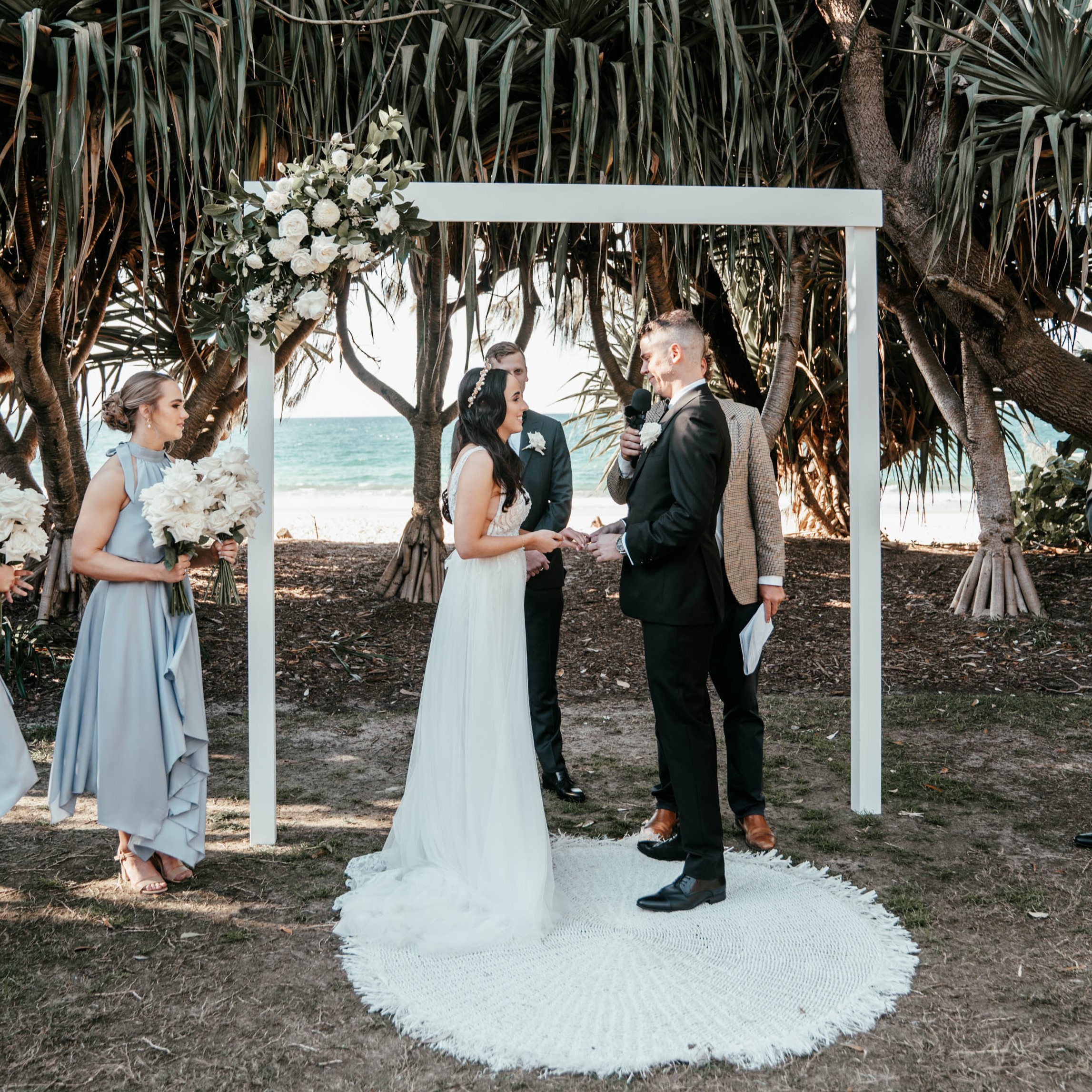 White round rug for ceremony